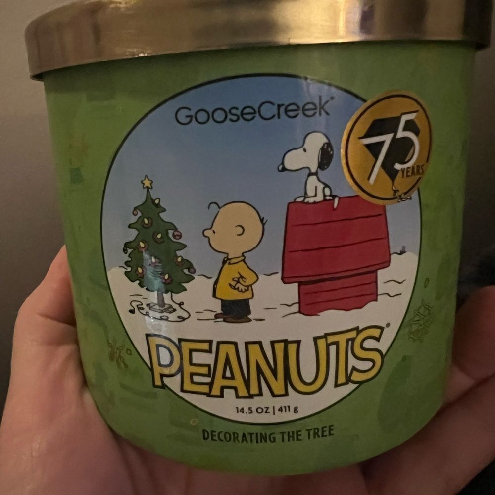 Goose Creek x Peanuts Limited Edition 3 Wick Candle DECORATING THE TREE